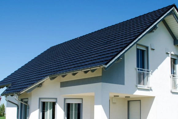 Modernes Haus mit schwarzem Dach